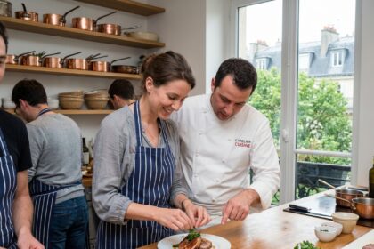 Femme en tablier dans une cuisine parisienne moderne