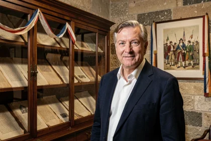 Historien français devant des manuscrits du XVIIIe siècle évoquant le contexte révolutionnaire de La Marseillaise